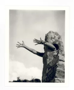 Toucher les objets dans l’obscurité avec Claude Cahun - AWARE Artistes femmes / women artists