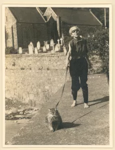 Toucher les objets dans l’obscurité avec Claude Cahun - AWARE Artistes femmes / women artists