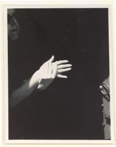 Toucher les objets dans l’obscurité avec Claude Cahun - AWARE Artistes femmes / women artists