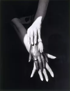 Toucher les objets dans l’obscurité avec Claude Cahun - AWARE Artistes femmes / women artists