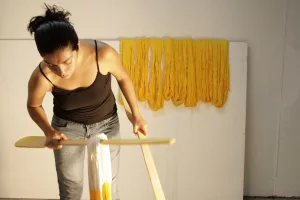 Les textiles comme instruments : le tissage autochtone et le travail de la mémoire - AWARE Artistes femmes / women artists