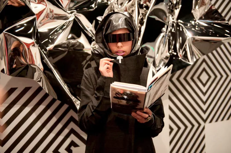 Néons sur les dunes : le Gulf Futurism rebelle de Sophia Al-Maria - AWARE