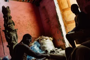 Terre-Mère : Carla Gueye auprès de Seyni Awa Camara - AWARE Artistes femmes / women artists