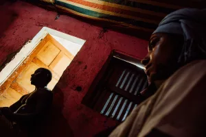 Terre-Mère : Carla Gueye auprès de Seyni Awa Camara - AWARE Artistes femmes / women artists