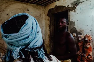 Terre-Mère : Carla Gueye auprès de Seyni Awa Camara - AWARE Artistes femmes / women artists