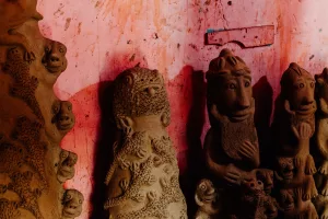 Terre-Mère : Carla Gueye auprès de Seyni Awa Camara - AWARE Artistes femmes / women artists