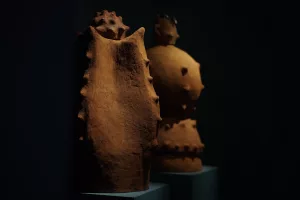 Terre-Mère : Carla Gueye auprès de Seyni Awa Camara - AWARE Artistes femmes / women artists