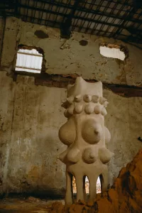 Terre-Mère : Carla Gueye auprès de Seyni Awa Camara - AWARE Artistes femmes / women artists