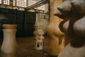 Terre-Mère : Carla Gueye auprès de Seyni Awa Camara - AWARE Artistes femmes / women artists