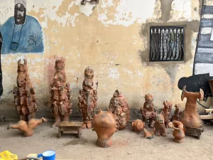 Terre-Mère : Carla Gueye auprès de Seyni Awa Camara - AWARE Artistes femmes / women artists