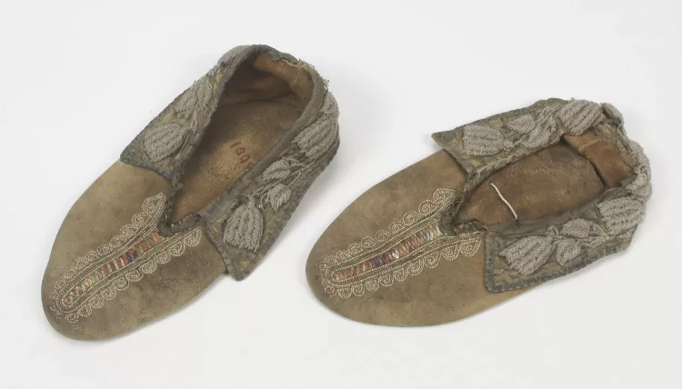 Les mocassins de Lucy Tantaquidgeon Tecomwas et la présence de l’art des femmes américaines autochtones dans l’art du XVIIIe siècle - AWARE