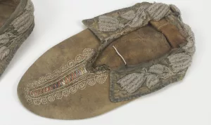 Les mocassins de Lucy Tantaquidgeon Tecomwas et la présence de l’art des femmes américaines autochtones dans l’art du XVIIIe siècle - AWARE Artistes femmes / women artists