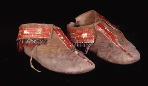 Les mocassins de Lucy Tantaquidgeon Tecomwas et la présence de l’art des femmes américaines autochtones dans l’art du XVIIIe siècle - AWARE Artistes femmes / women artists