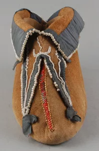 Les mocassins de Lucy Tantaquidgeon Tecomwas et la présence de l’art des femmes américaines autochtones dans l’art du XVIIIe siècle - AWARE Artistes femmes / women artists