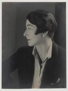 Eileen Gray — AWARE Women artists / Femmes artistes